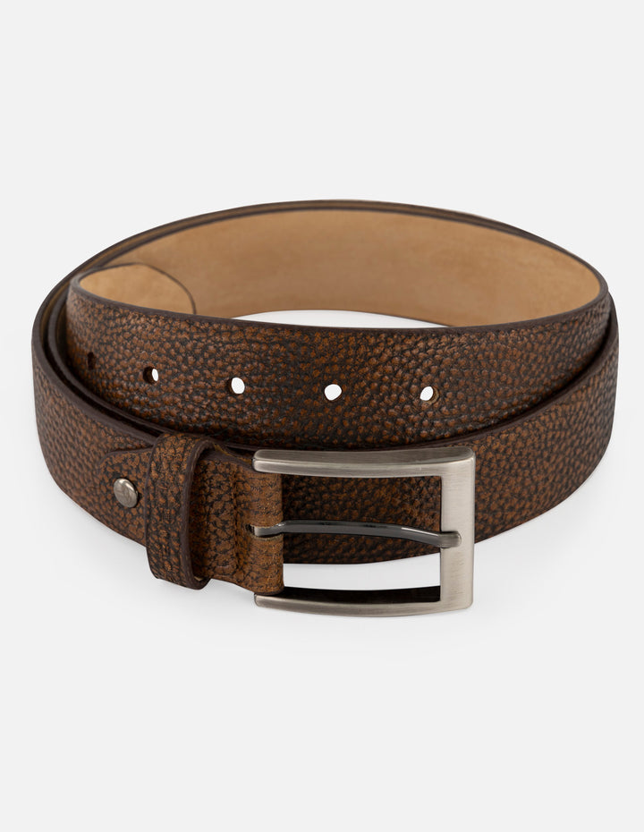 Cinturón café piel para hombre con piel bombeada