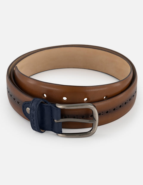 Cinturón café en piel para hombre con acabado difuminado y picado