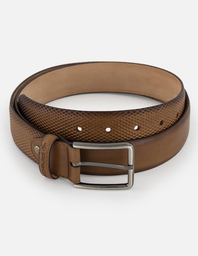 Cinturón café en piel para hombre con diseño picado