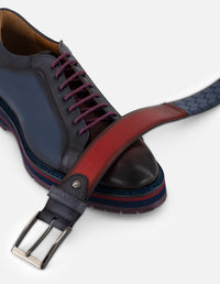 Cinturón bicolor en piel para hombre con patrón grabado de león