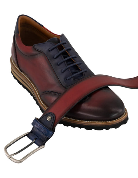 Cinturón bicolor en piel para hombre con patrón grabado de león