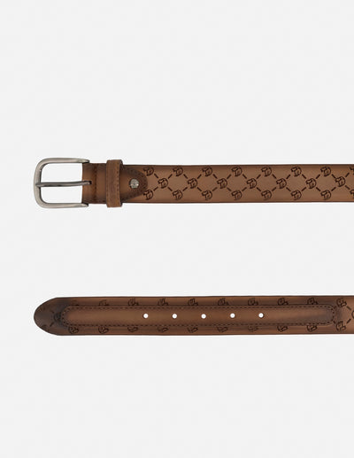 Cinturón café en piel personalizada para hombre con patrón grabado