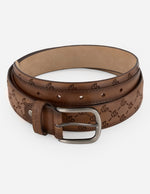 Cinturón café en piel personalizada para hombre con patrón grabado