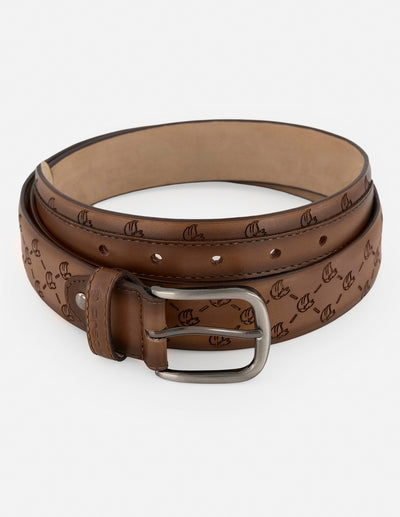 Cinturón café en piel personalizada para hombre con patrón grabado