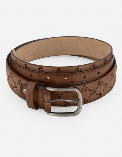 Cinturón café en piel personalizada para hombre con patrón grabado