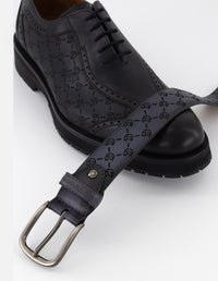 Cinturón gris en piel personalizada para hombre con patrón grabado