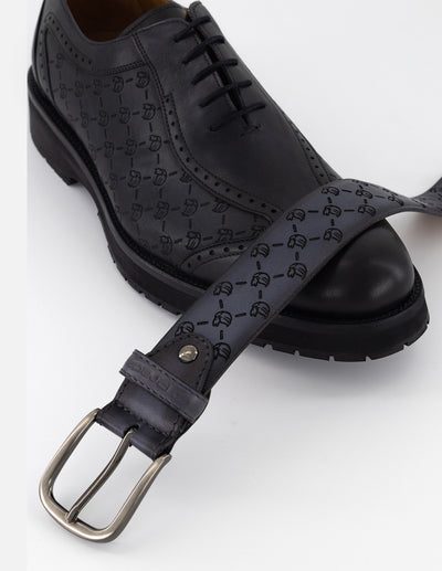 Cinturón gris en piel personalizada para hombre con patrón grabado