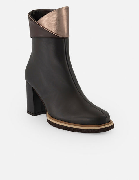 Botines café piel para mujer con solapa superior doblada