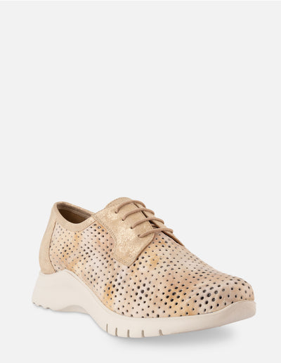 Tenis de piel con diseño tipo rejilla en color beige para mujer
