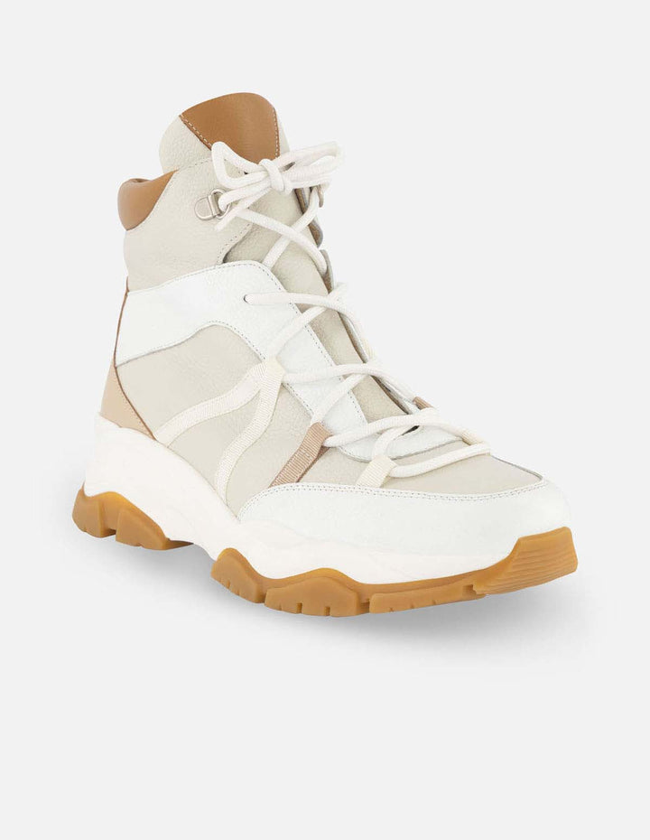 Botín deportivo con agujetas para mujer.