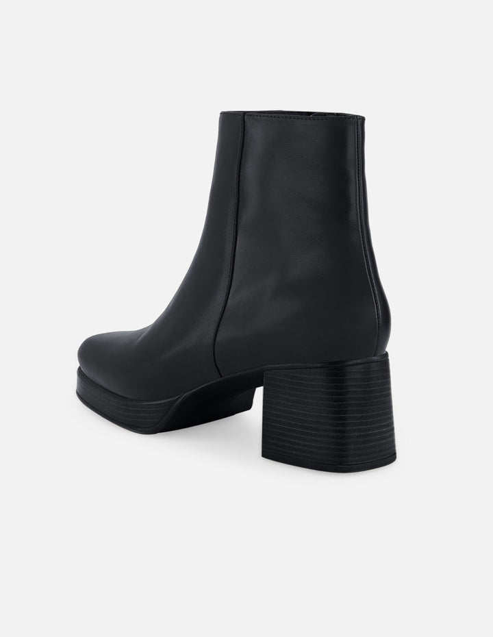 Botín en piel napa color negro para mujer