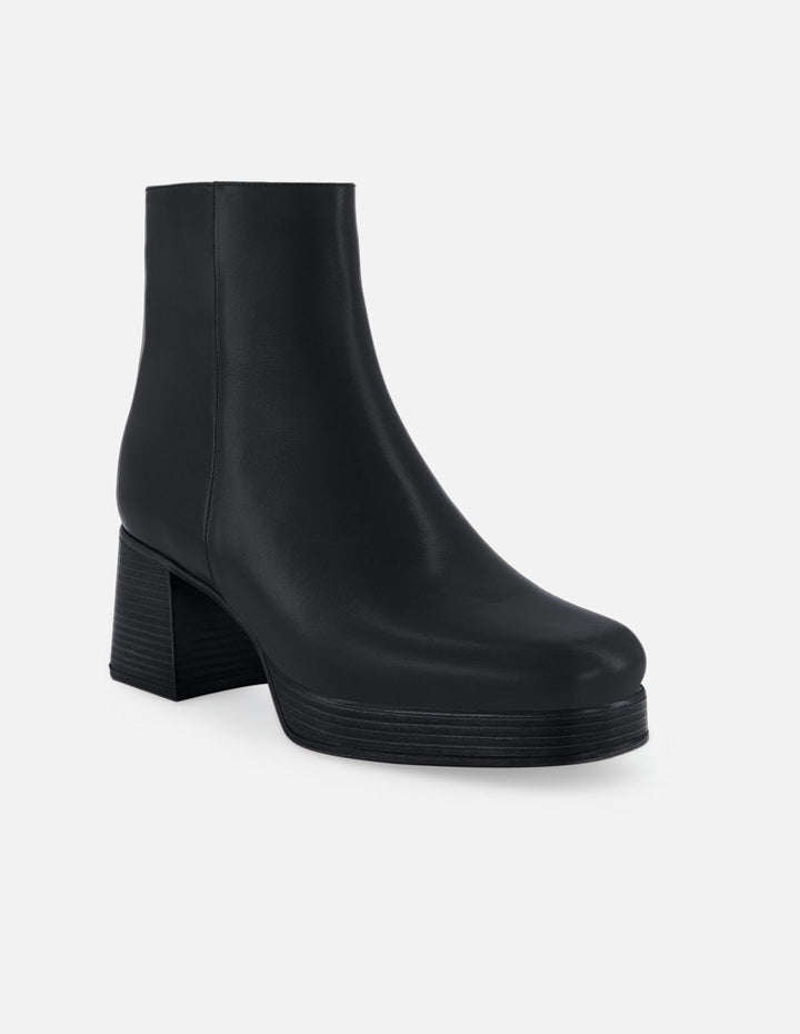 Botín en piel napa color negro para mujer