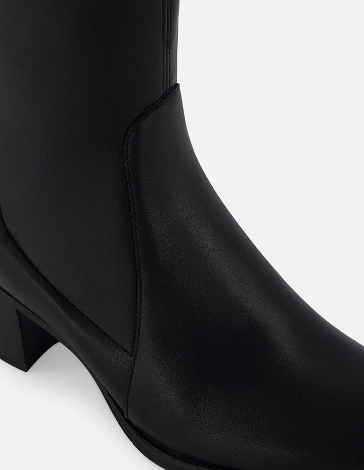 Botas de lycra en color negro para mujer.