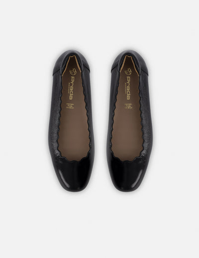 Ballerina de piel color negro para mujer con detalles ondulados
