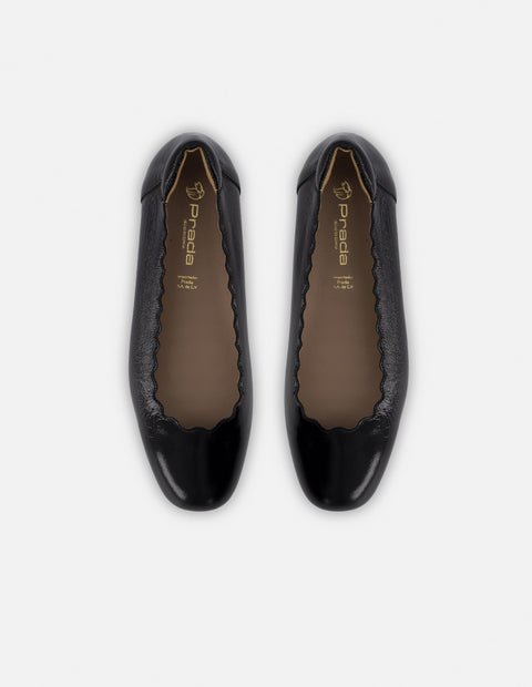 Ballerina de piel color negro para mujer con detalles ondulados