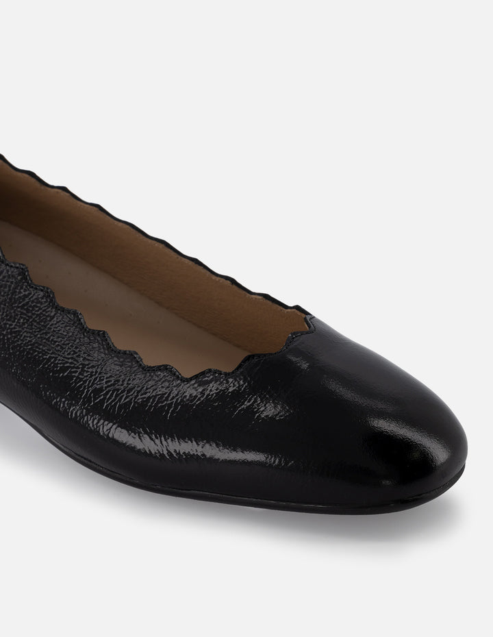 Ballerina de piel color negro para mujer con detalles ondulados