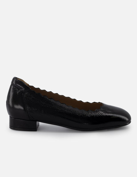 Ballerina de piel color negro para mujer con detalles ondulados