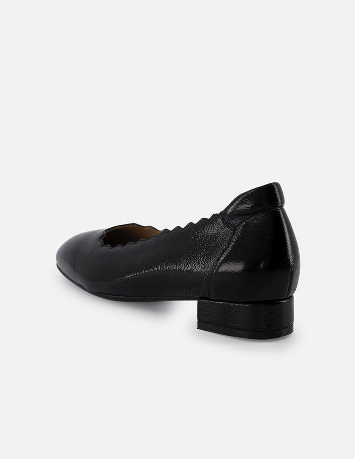 Ballerina de piel color negro para mujer con detalles ondulados