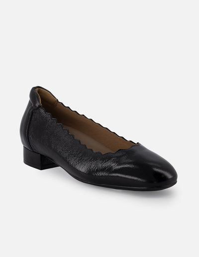 Ballerina de piel color negro para mujer con detalles ondulados