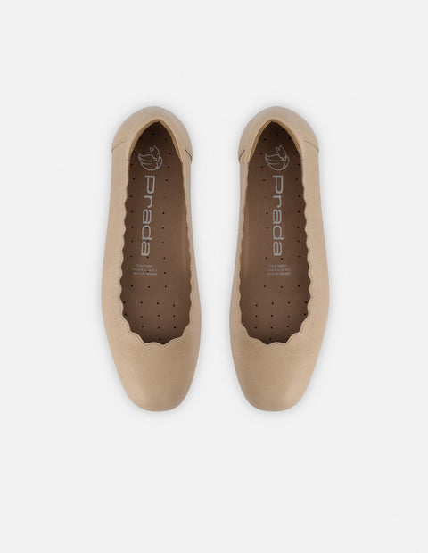 Ballerina de piel color dorado para mujer con detalles ondulados
