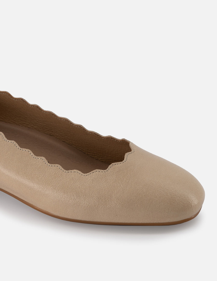 Ballerina de piel color dorado para mujer con detalles ondulados