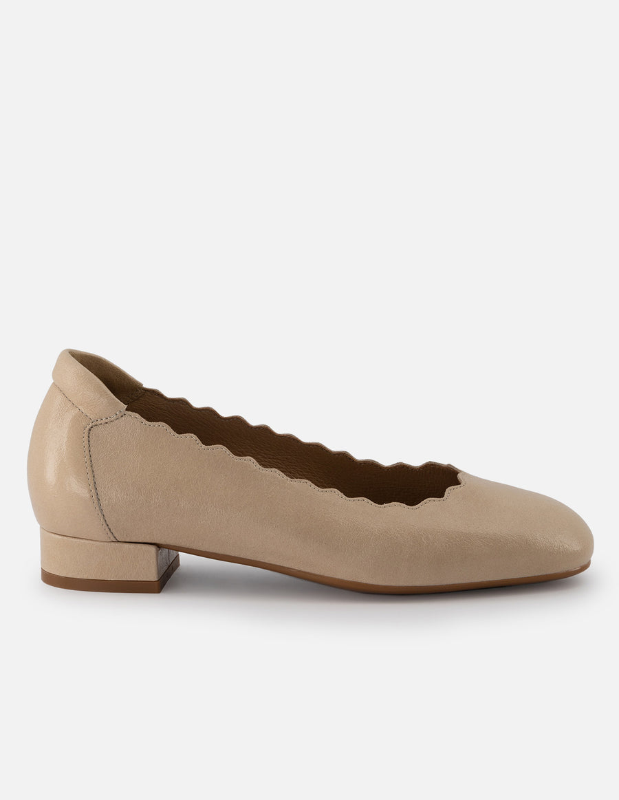 Ballerina de piel color dorado para mujer con detalles ondulados