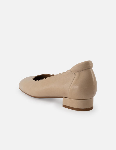 Ballerina de piel color dorado para mujer con detalles ondulados
