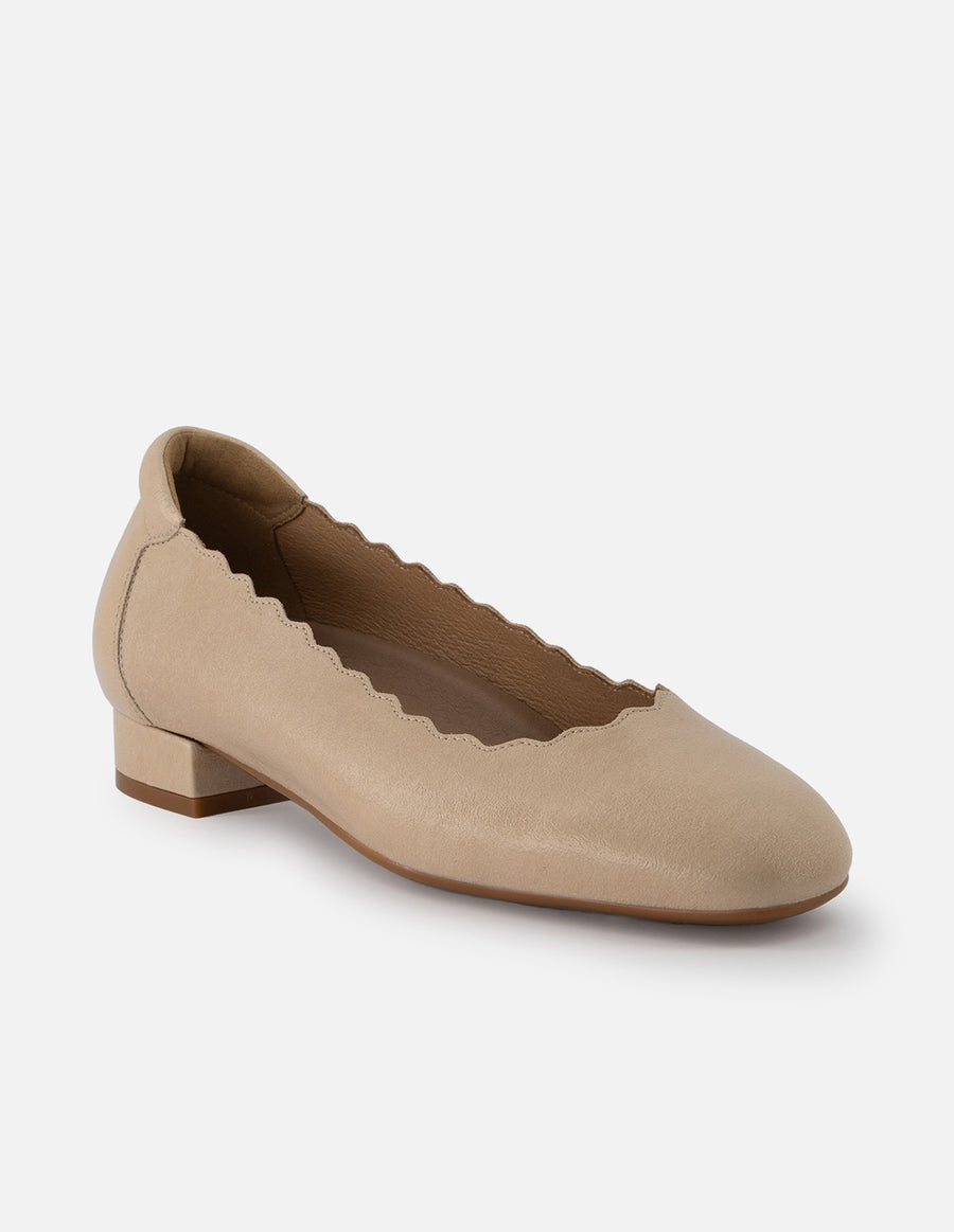 Ballerina de piel color dorado para mujer con detalles ondulados
