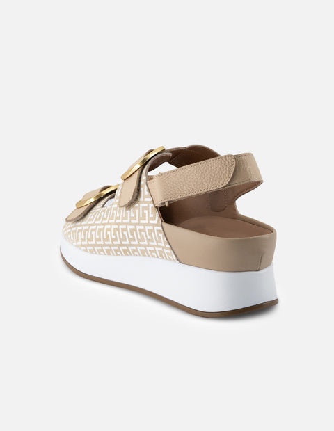 Sandalia de piel para mujer color beige con detalle de hebillas