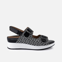 Sandalia de piel para mujer color negro con detalle de hebillas