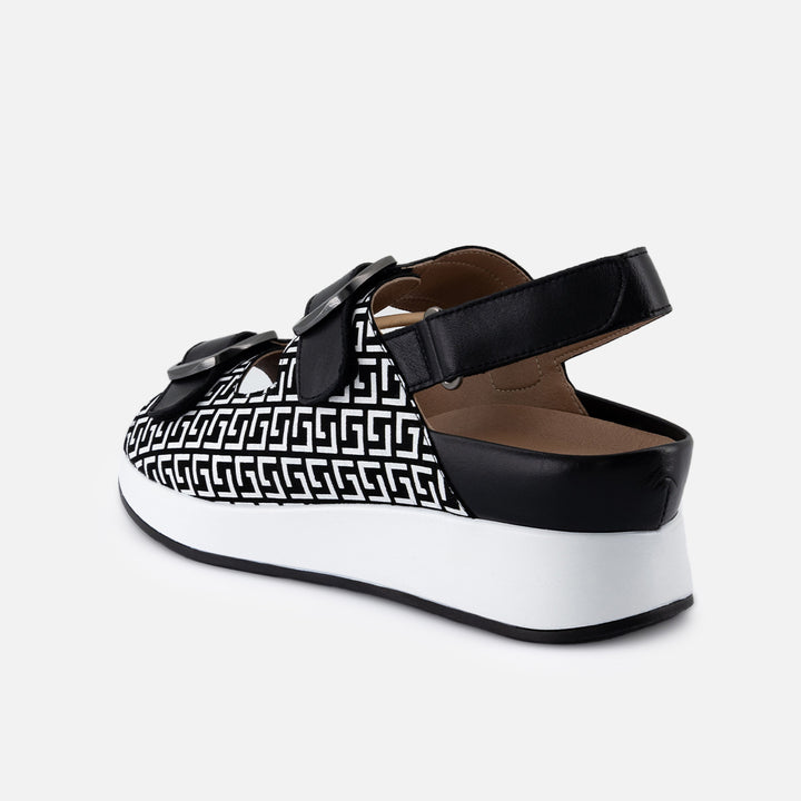 Sandalia de piel para mujer color negro con detalle de hebillas