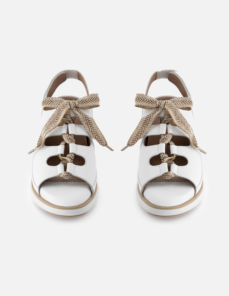 Sandalia de piel bombeada para mujer color blanco con detalle de cordones