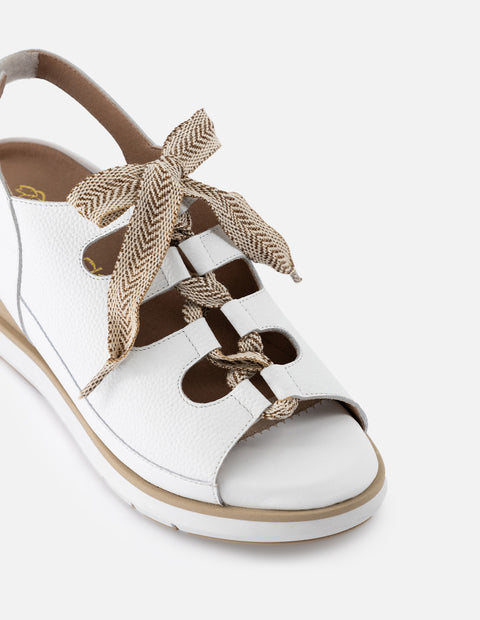 Sandalia de piel bombeada para mujer color blanco con detalle de cordones