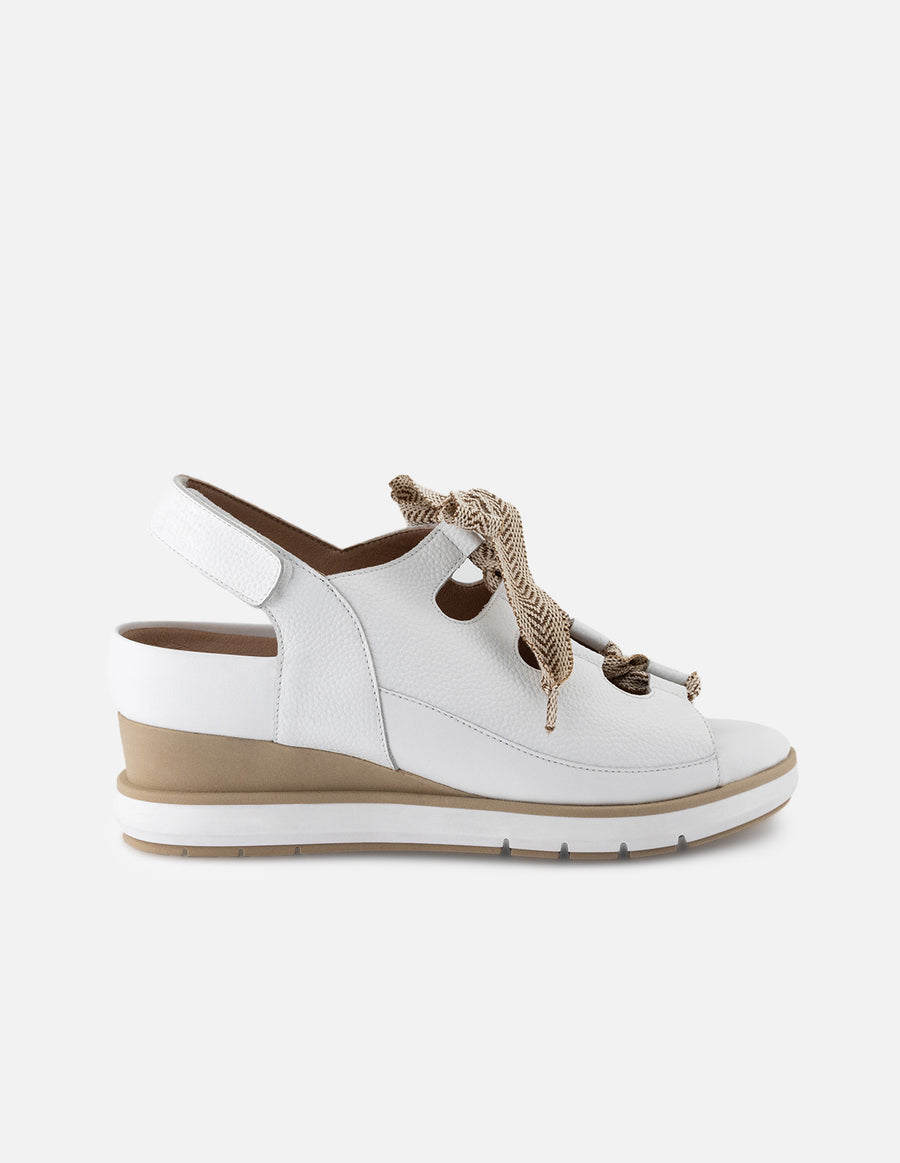 Sandalia de piel bombeada para mujer color blanco con detalle de cordones