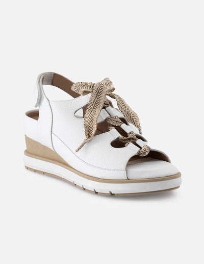 Sandalia de piel bombeada para mujer color blanco con detalle de cordones