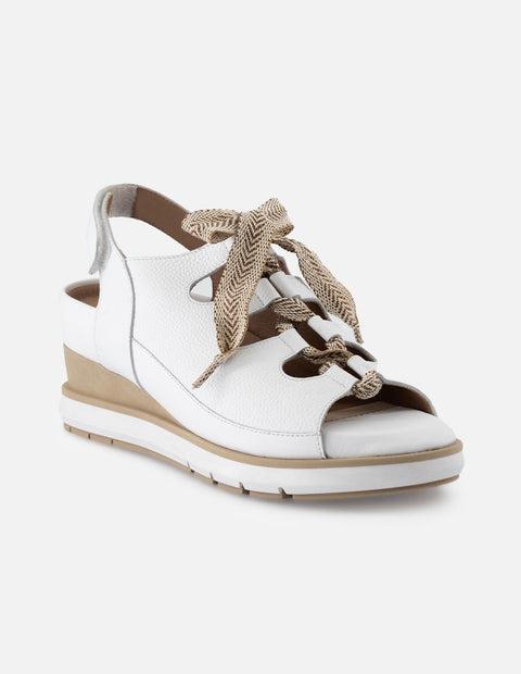Sandalia de piel bombeada para mujer color blanco con detalle de cordones
