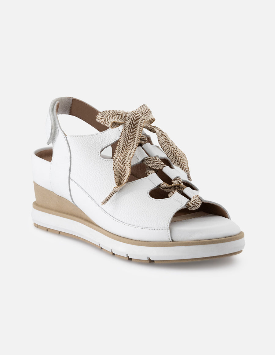 Sandalia de piel bombeada para mujer color blanco con detalle de cordones