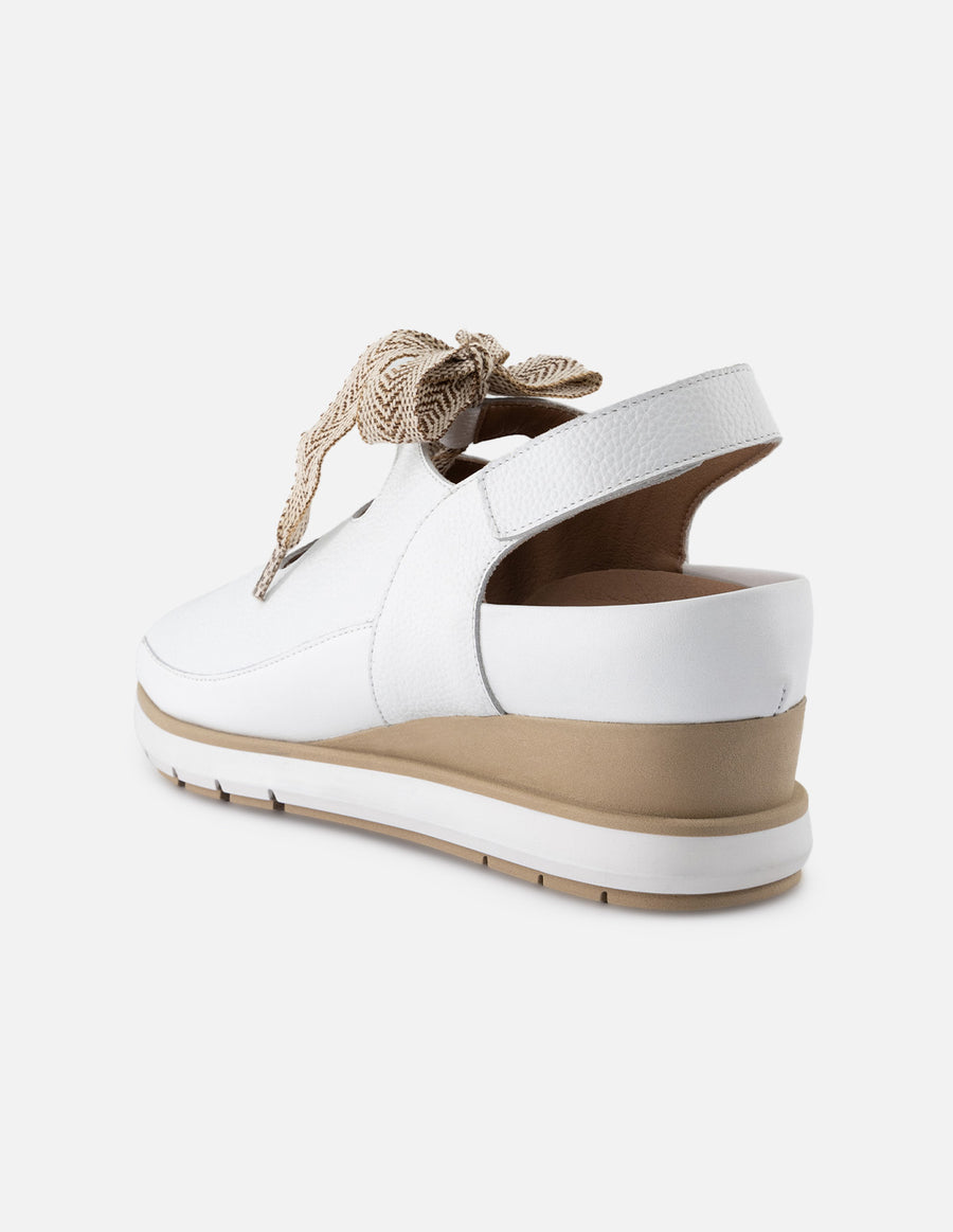 Sandalia de piel bombeada para mujer color blanco con detalle de cordones