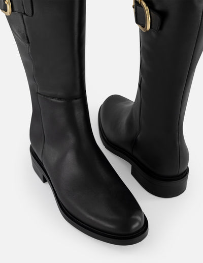 Bota negra piel de mujer con hebillas laterales en color dorado