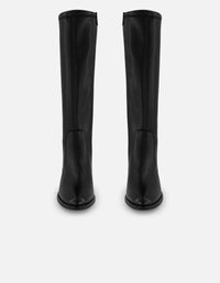 Bota negra lycra y piel de mujer con apariencia piel