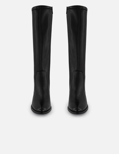 Bota negra lycra y piel de mujer con apariencia piel