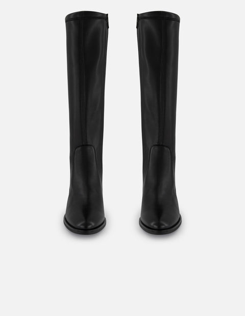 Bota negra lycra y piel de mujer con apariencia piel