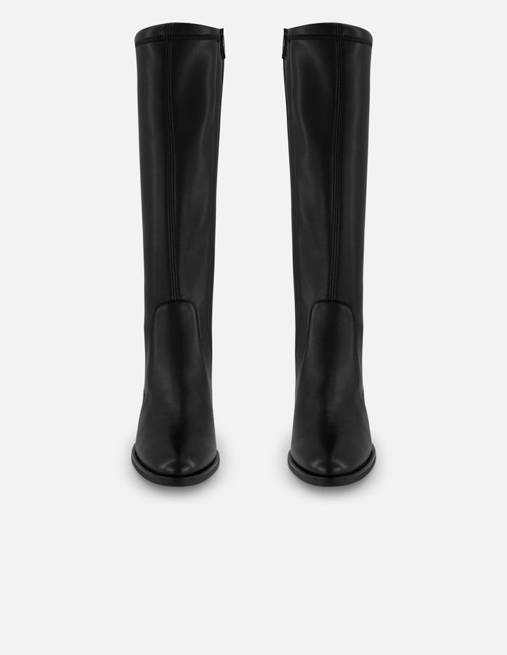 Bota negra lycra y piel de mujer con apariencia piel