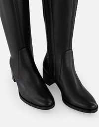 Bota negra lycra y piel de mujer con apariencia piel