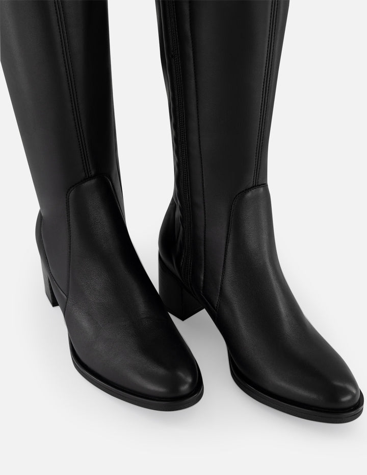 Bota negra lycra y piel de mujer con apariencia piel