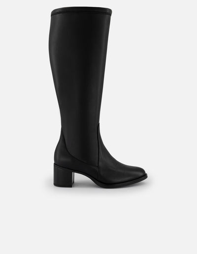 Bota negra lycra y piel de mujer con apariencia piel