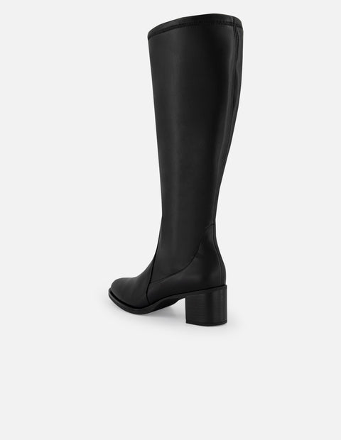 Bota negra lycra y piel de mujer con apariencia piel