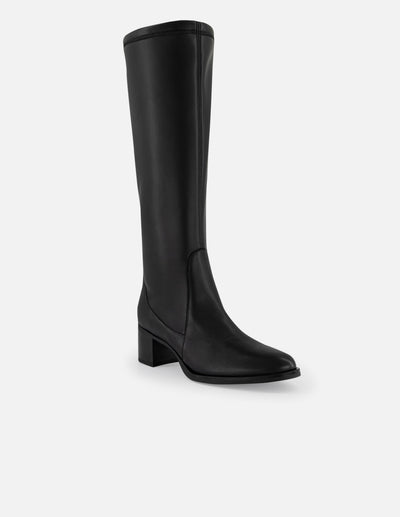 Bota negra lycra y piel de mujer con apariencia piel