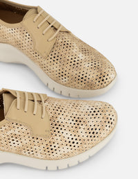 Tenis beige en piel perforada para mujer con plantilla removible