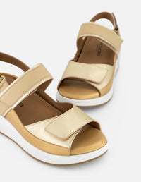 Sandalias color dorado en piel napa y metalizada para mujer con velcro